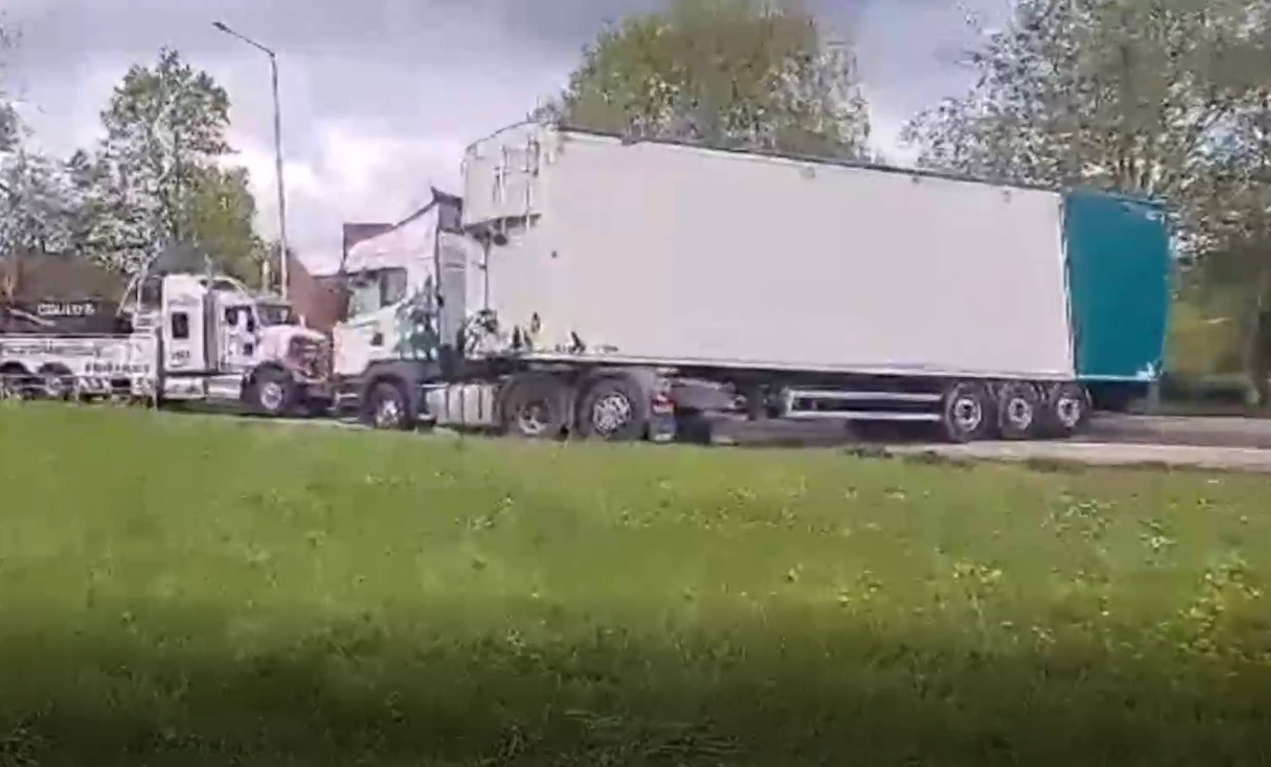 Footage of lorry's disastrous attempt at three point turn in residential  street