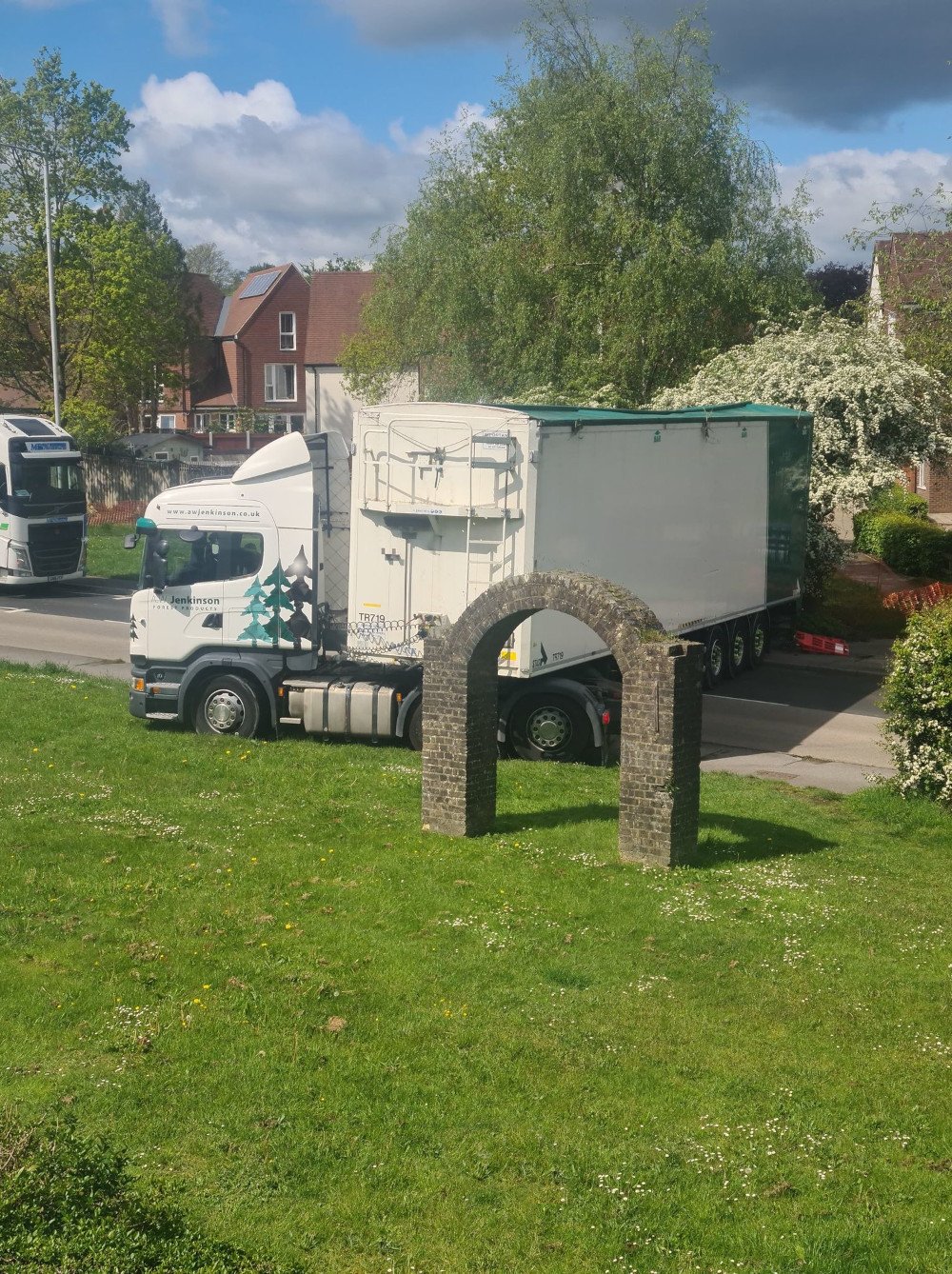 Footage of lorry's disastrous attempt at three point turn in residential  street