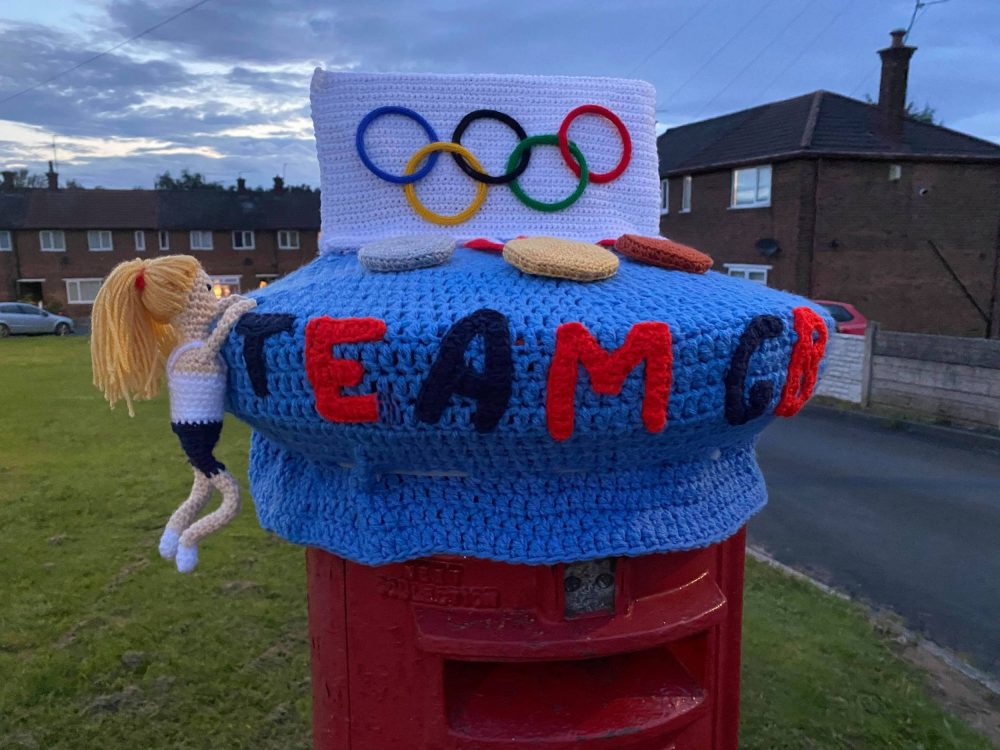 The knitted postbox topper - Sports News UK