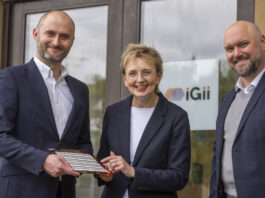iGii CEO with two investors holding a sheet of Gii-Sens.