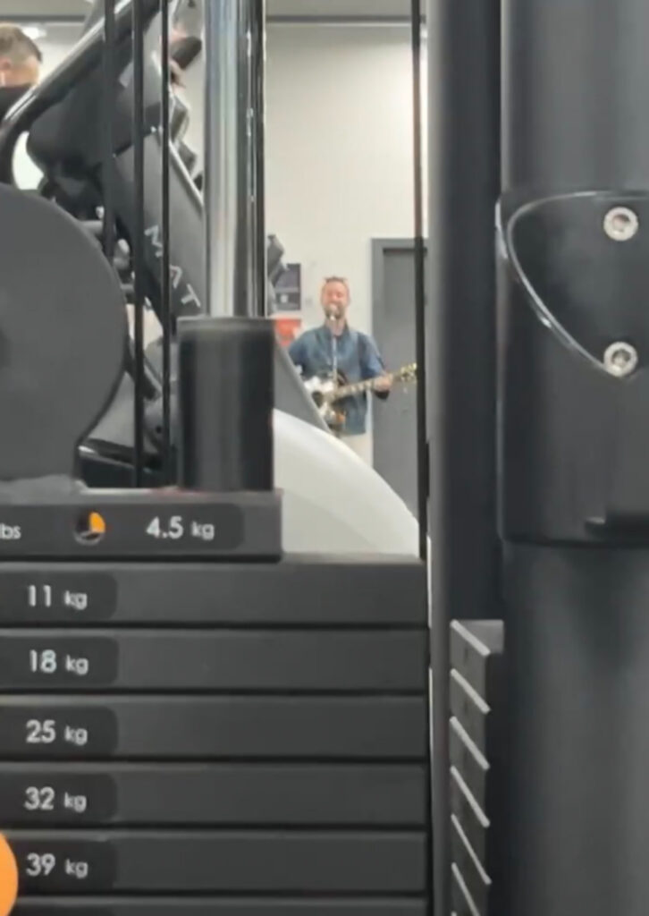 The musician reportedly played a full set in the corner of the gym.