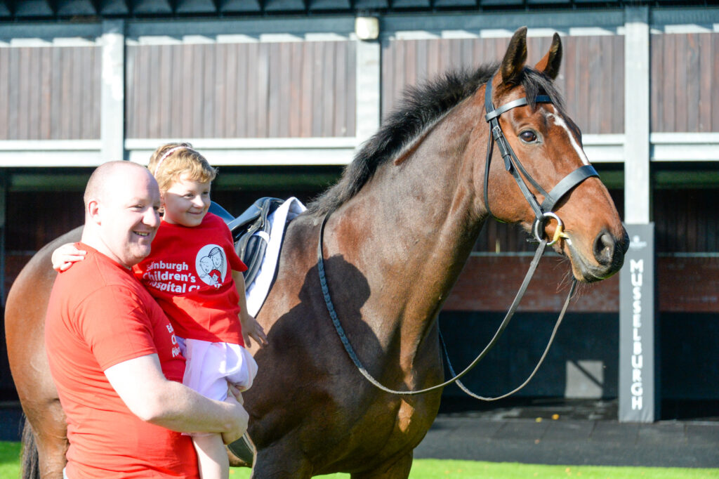 Six-year-old hospital patient Macy Robertson with her dad Andy Robertson and racehourse Nine Alters. Image supplied with release by Musselburgh Racecourse