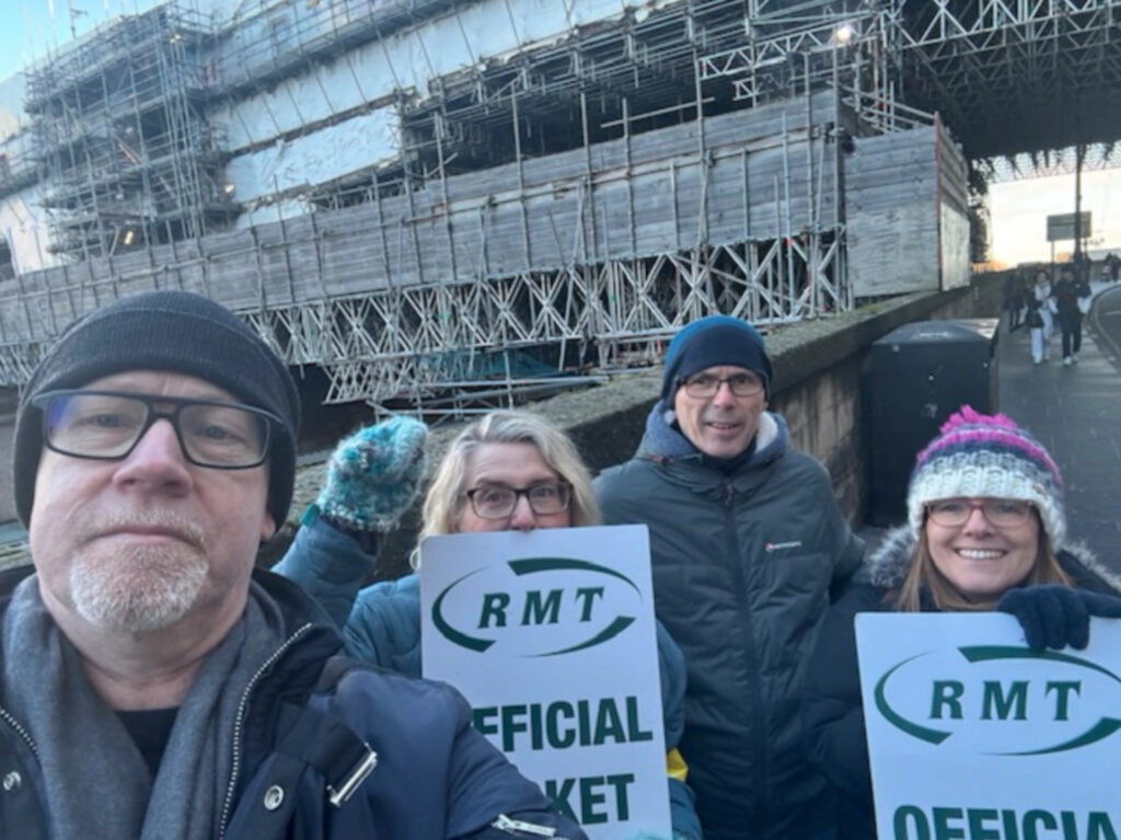 RMT Union members picketing outside Edinburgh Waverley (C) RMTunion/X