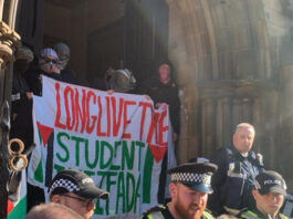 Police blocking the entrance to the university building (C) @gu_jps/Instagram