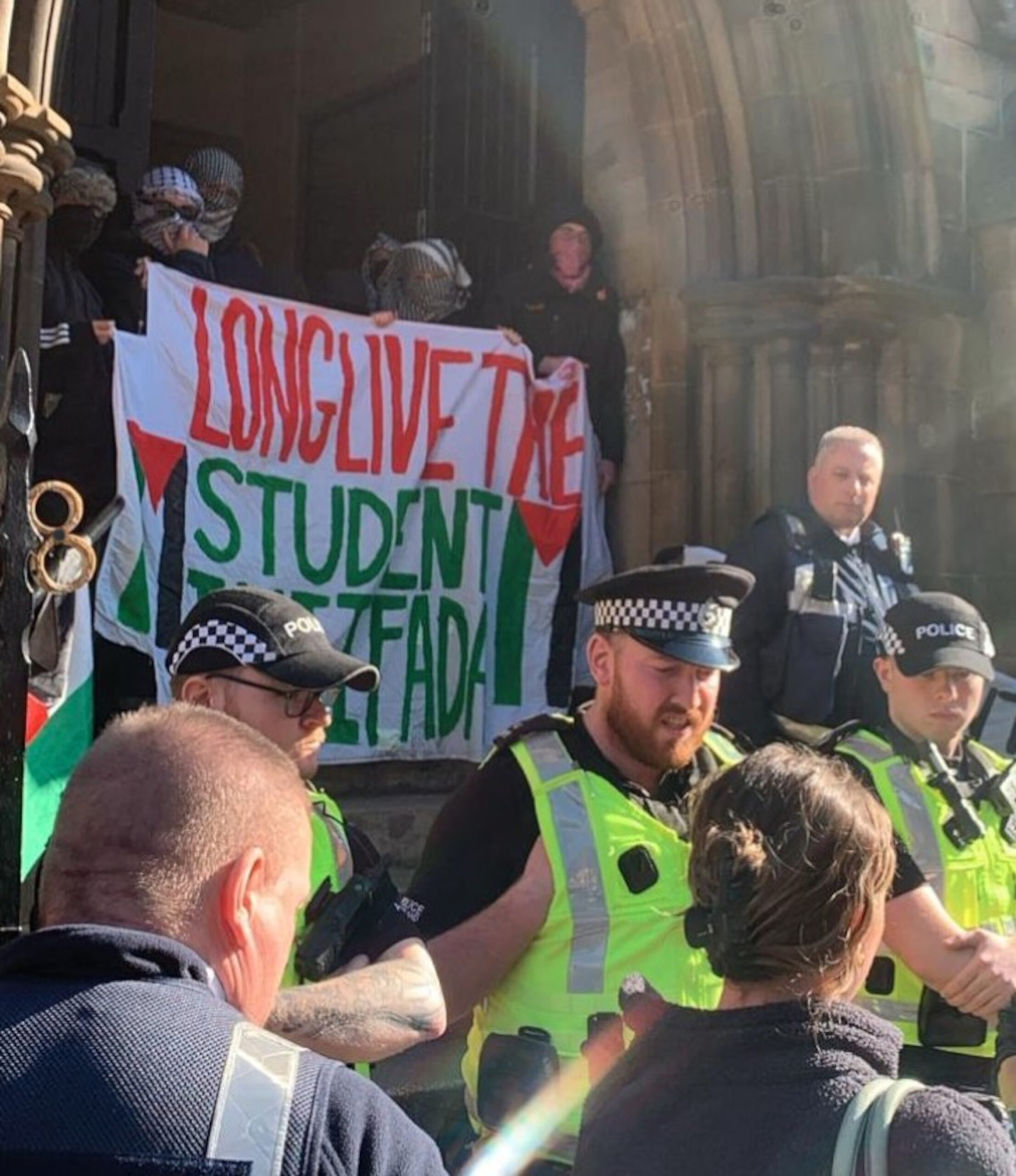 Police blocking the entrance to the university building (C) @gu_jps/Instagram